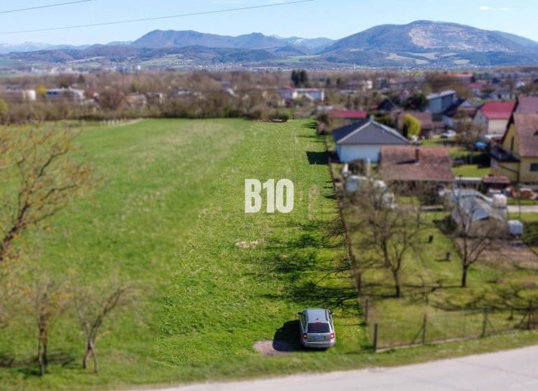 Zemědělské a lesní pozemky v Lednických Rovních s výhledem na hory a okolní přírodu.