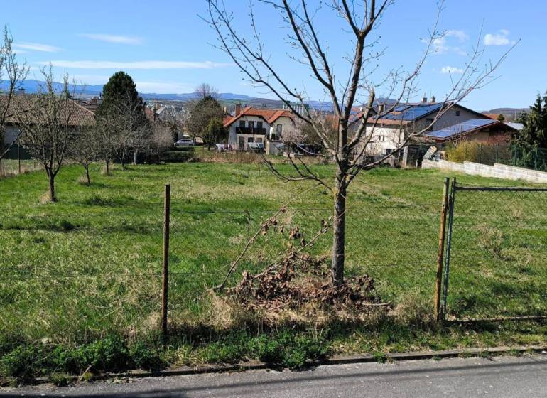 Pozemky - bydlení v Ľuboticích s ovocnými stromy a výhledem na okolní krajinu.