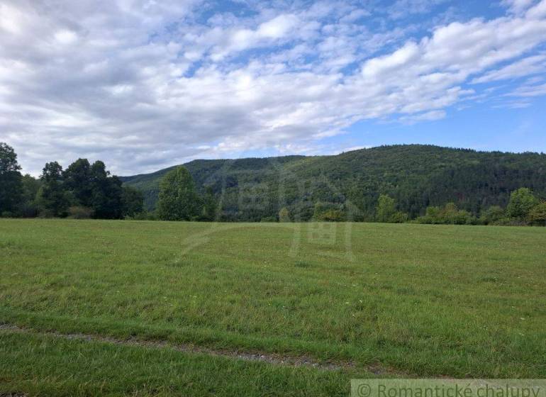 Zeleň a kopce v oblasti Horního Tisovníka nabízejí možnost pro pozemky - bydlení.