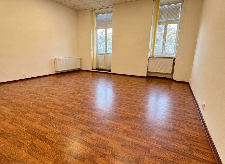 Kanceláře s podlahou s dřevěným dekorem, světlý interiér s velkými okny.