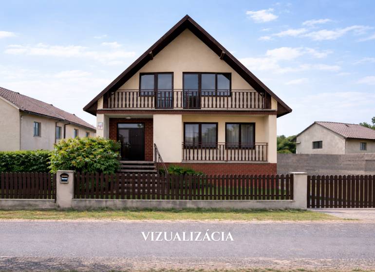 Rodinný dům na Štúrově ulici v Borském Mikuláši s dřevěným plotem a balkóny.