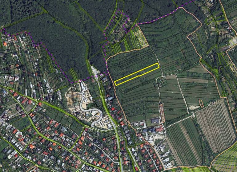 Letecký pohled na vinice v Bratislavě - Rači, konkrétně v oblasti ulice Fongová.