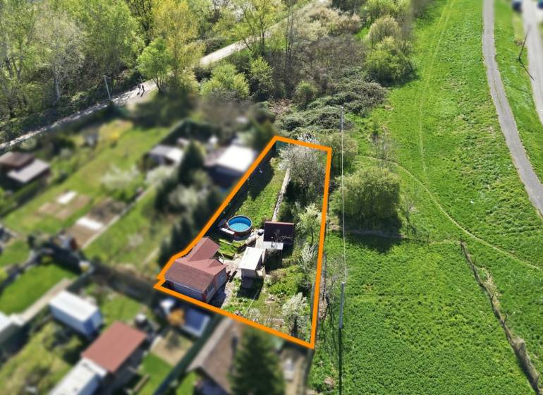Letecká fotografie zahrady v Kráľové nad Váhom s bazénem a okolní vegetací.