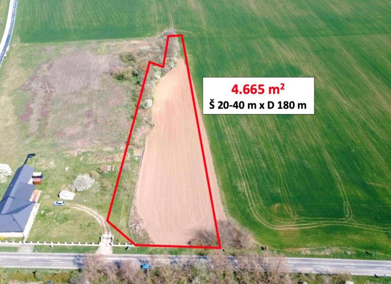 Letecký pohled na pozemek v Ondřejovcích, Zahrady, s vyznačenou plochou 4 665 m².