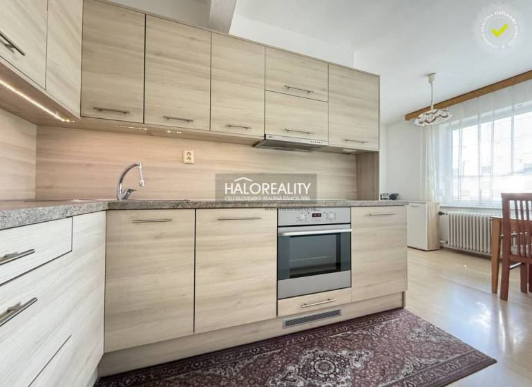 Kuchyně v rodinném domě s podlahou s dřevěným dekorem a moderní linkou.