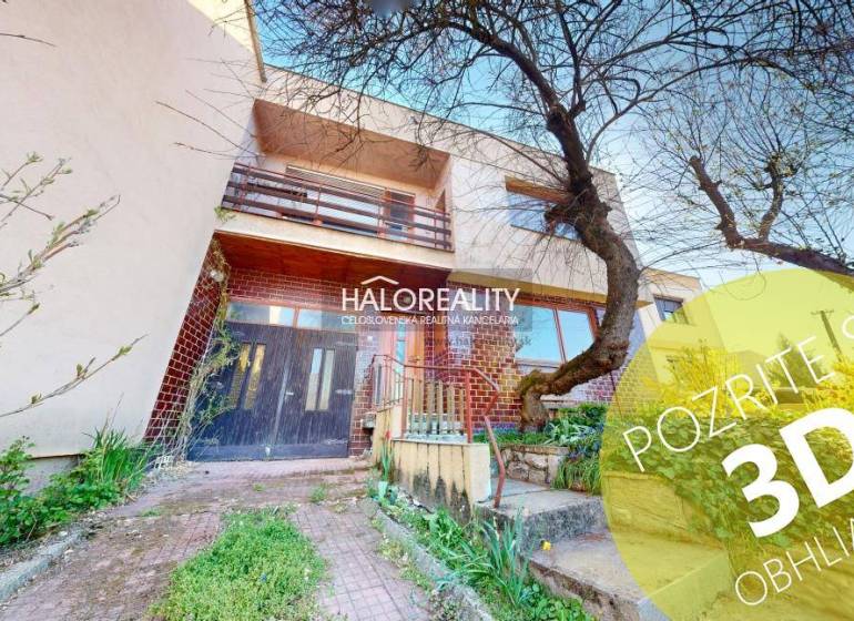 Exteriér rodinného domu v Rimavské Sobotě s předzahrádkou a vstupem do budovy.