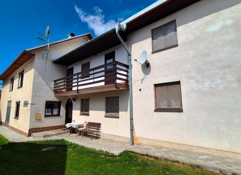 Rodinný dům v Jarabině na ulici Jarabina s balkonem a upravenou zahradou.