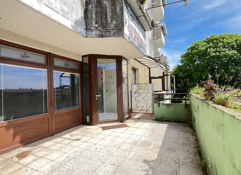 Balkon obchodních prostor na ulici Mozartova v Bratislavě - Starém Městě.