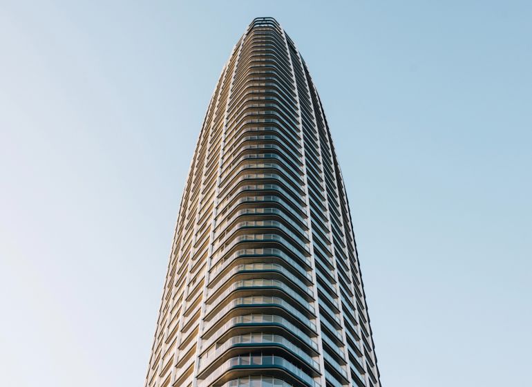 Výstavba bytů v Bratislavě - Ružinově na Pribinově ulici, moderní architektura.