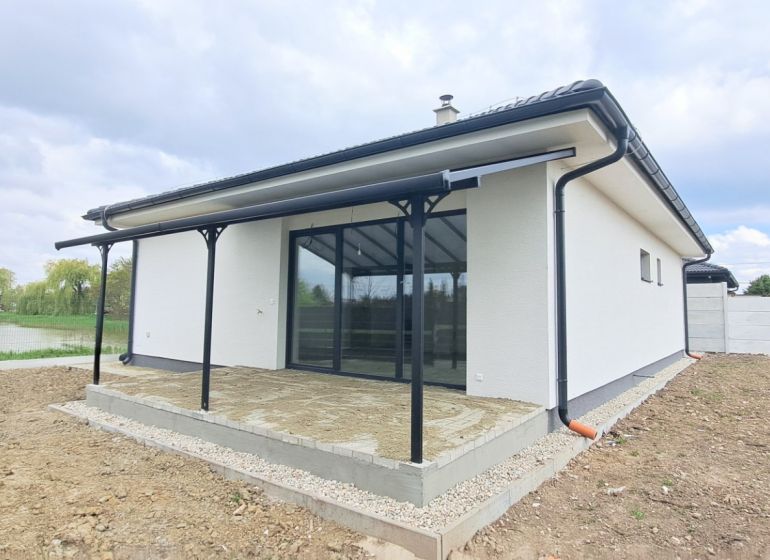Rodinný dům v Seliciach s terasou a klidnou zahradou u řeky.