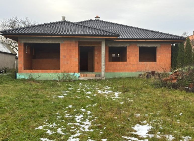 Nedokončený rodinný dům v Dúbravce, s černou střechou a prázdnými okny, v zimní zahradě.