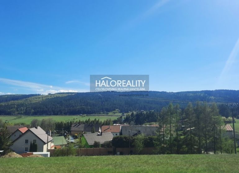 Pozemky na bydlení v Gánovcích s panoramatickým výhledem na zelené kopce.