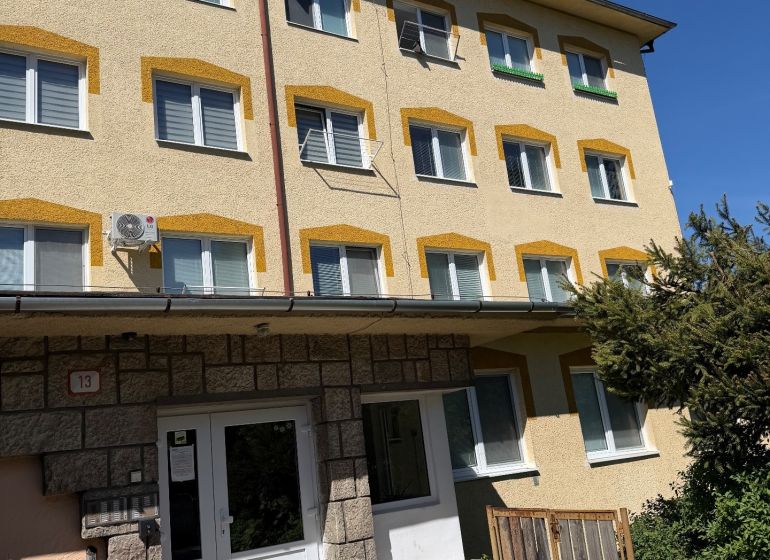 Bytová jednotka na Lipové ulici v Handlové, ideální pro 1-pokojový byt.