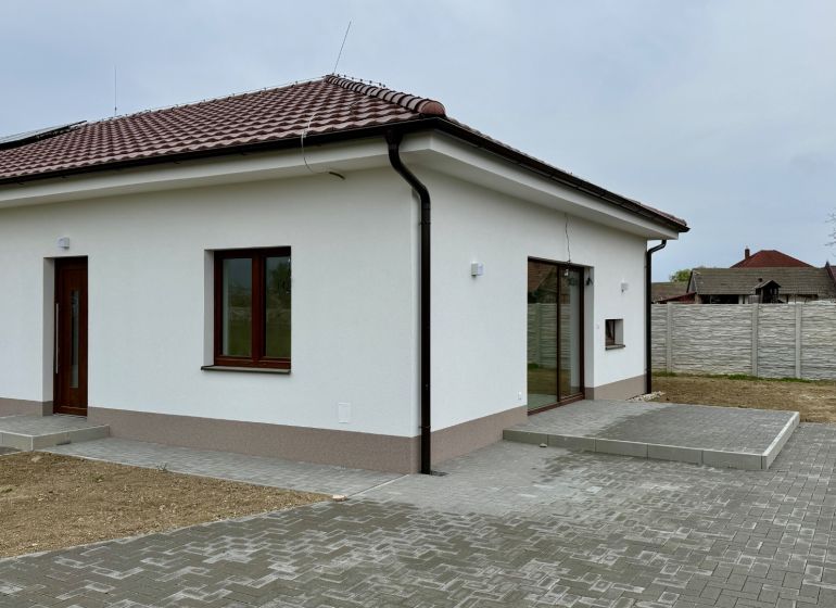 Rodinný dům na Hlavní ulici ve Vlčanech s podlahou s dřevěným dekorem a terasou.