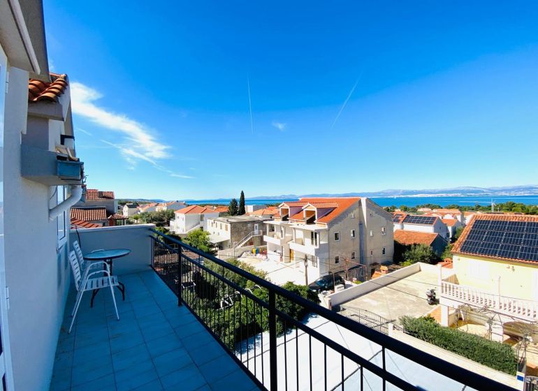 Brač nabízí z rekreačního apartmánu krásný výhled na moře a střechy domů.