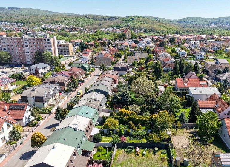Letecký pohled na Rodinné domy na Hollého ulici ve Stupavě s krásnou zahradní architekturou.