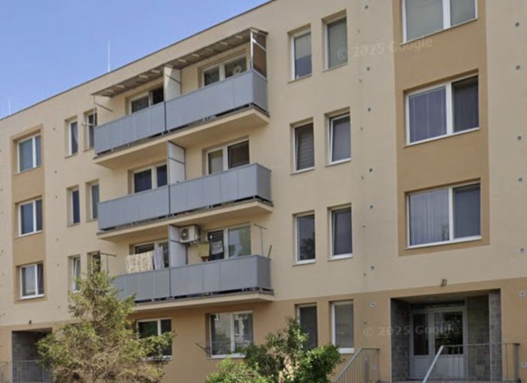 Bytový dům v Hlohovci, možný 1-pokojový byt s balkóny, panelová konstrukce.