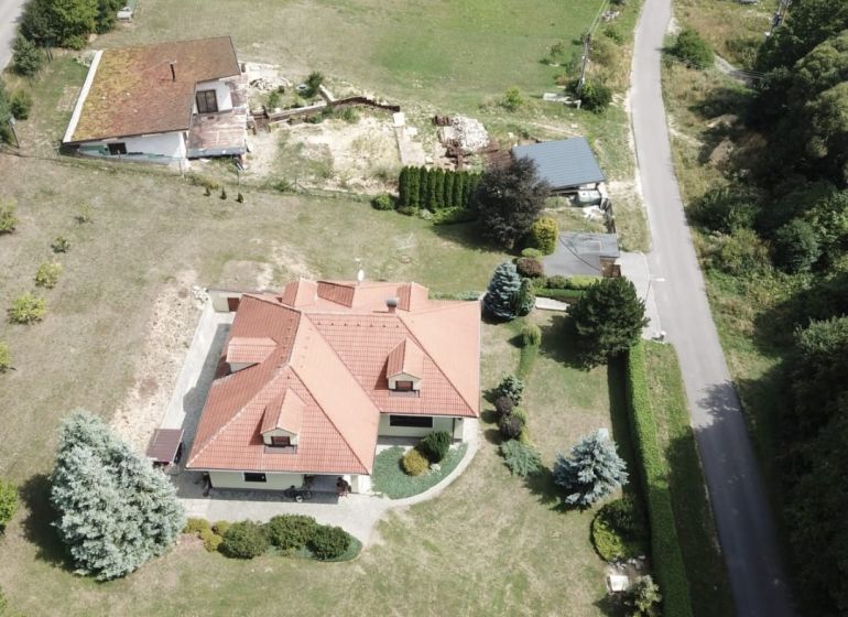 Rodinný dům v Trebostově s prostornou zahradou a venkovním vybavením.