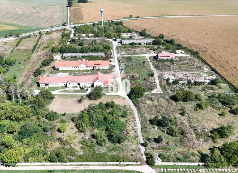 Areál s budovami a přírodou obklopený zemědělskými a lesními pozemky v Levicích.