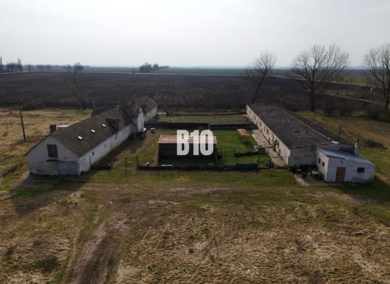 Výrobní prostory v Turecku se staršími budovami, uprostřed zemědělské krajiny.