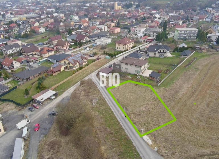 Pozemek na prodej, vhodný k bydlení, v obci Rosina, zobrazený z ptačí perspektivy.
