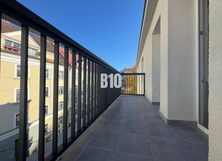 Balkon s výhledem na budovy v Žilině, vhodný pro 2pokojový byt.