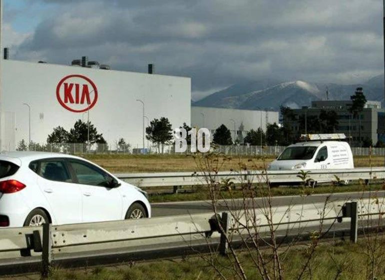 Závod KIA Motors na Slovensku, auta na dálnici, pozemky komerční v pozadí.