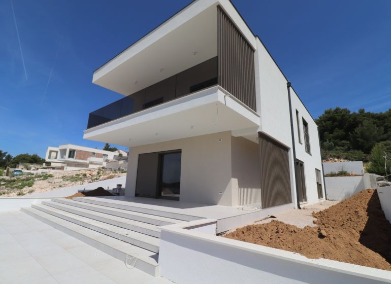 Vila v Žaboriči s prostornou terasou a minimalistickým designem.