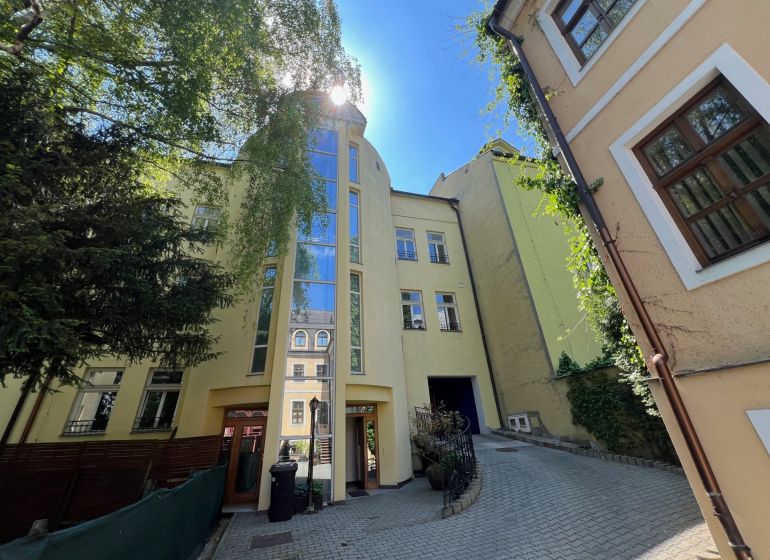 Budova se skleněnou fasádou v úzké uličce, Grösslingova, Bratislava - Staré Město. Kanceláře.
