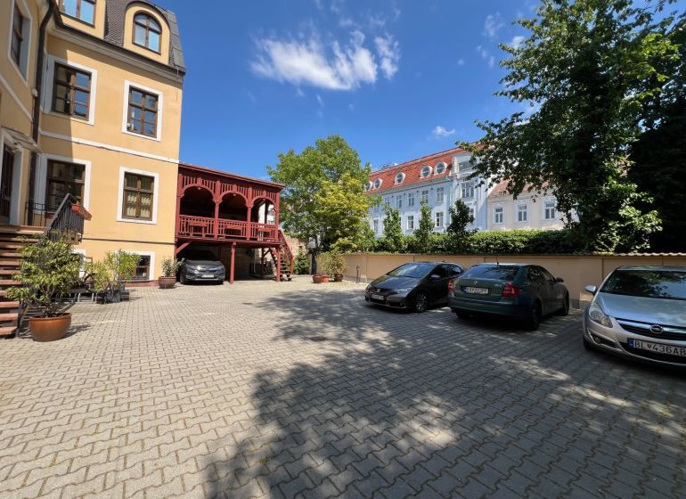 Parkoviště u kanceláří na Grösslingově ulici v Bratislavě - Starém Městě s auty.