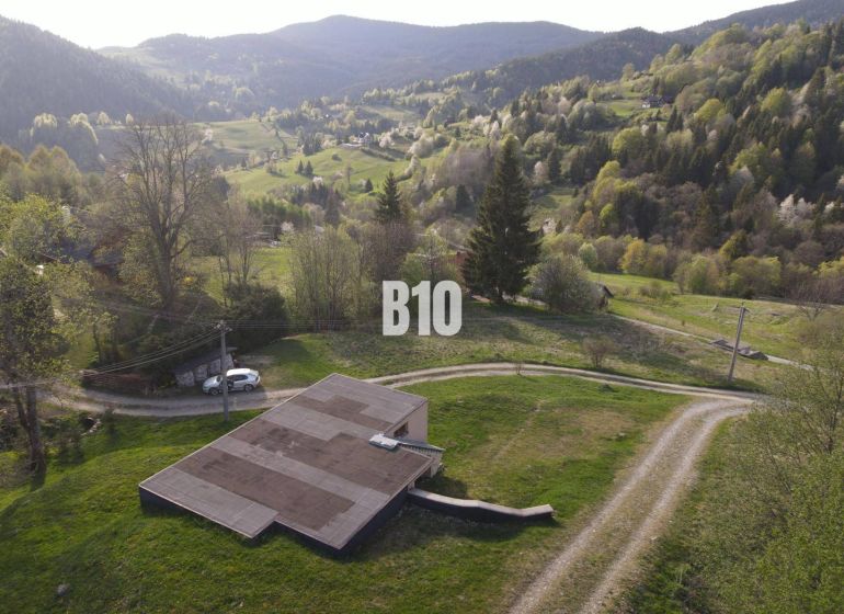 Chata v Zázrivej obklopená malebnou přírodou a horskou panorámou.