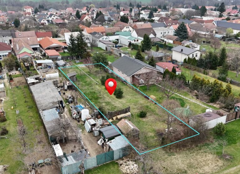 Letecký pohled na zahrady v Budmericích na Kaštelské ulici s vyznačeným pozemkem.