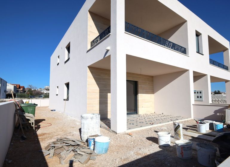 Stavba rekreačního apartmánu ve Vodicích během dokončovacích prací.
