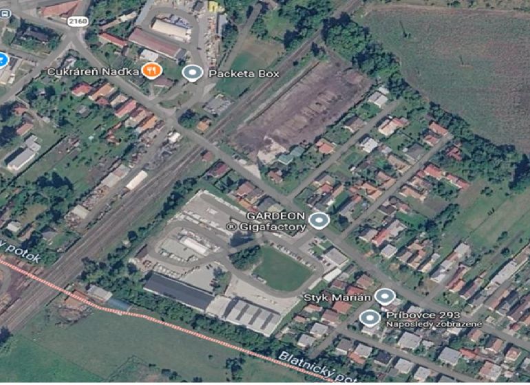 Letecká fotografie areálu a rodinných domů v části města Martin, zaměřená na infrastrukturu.