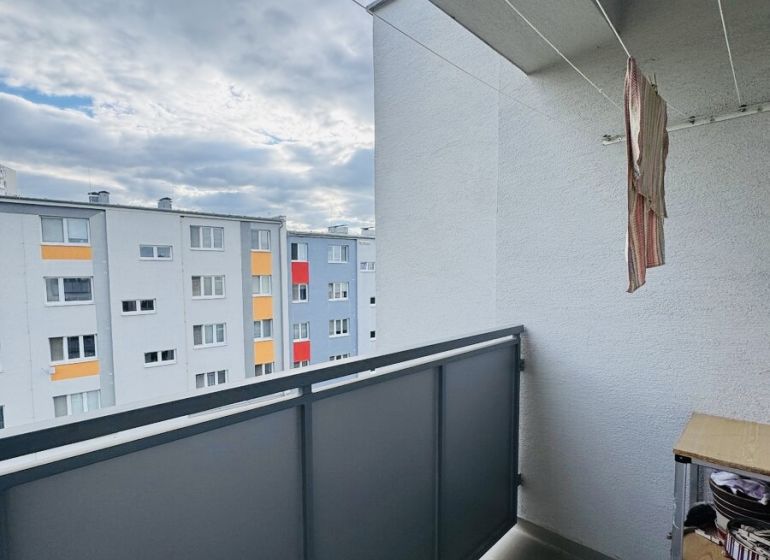 Balkon 3-pokojového bytu na ulici Za poštou v Hlohovci s výhledem na sídliště.