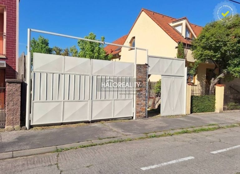 Bílá brána a rodinný dům v Trnavě vhodné na pozemky - bydlení.
