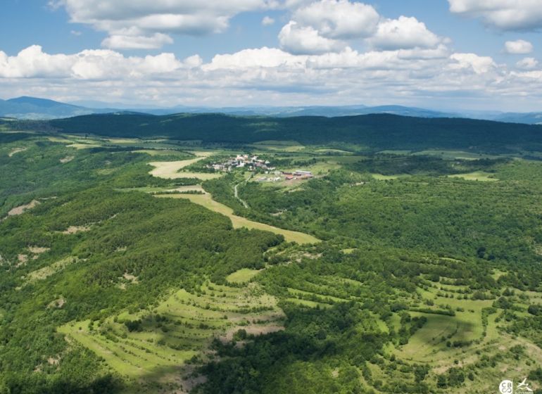 Letecký pohled na zemědělské a lesní pozemky v Ábelové obklopené lesy a loukami.