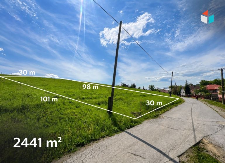 Pozemky - bydlení ve Finticích s rozlohou 2441 m², vedle cesty pod modrou oblohou.