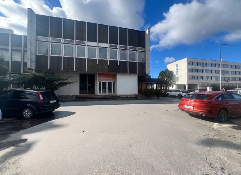 Budova s parkovištěm v SNP, Žiar nad Hronom, okres Žiar nad Hronom, Banskobystrický kraj.
