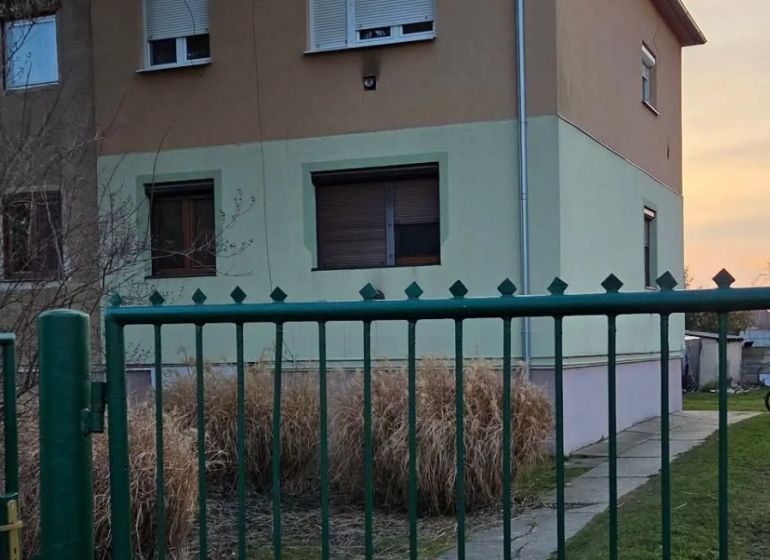 Dům obklopený zelení s plotem v Zemianské Olči, 3-pokojový byt na druhém patře.