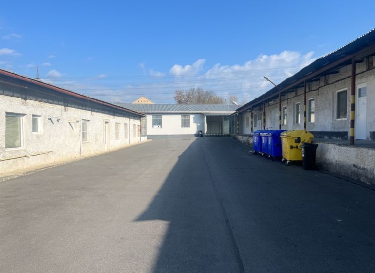 Exteriér Sklady a haly s barevnými kontejnery v Banské Bystrici, Cementárenská cesta.