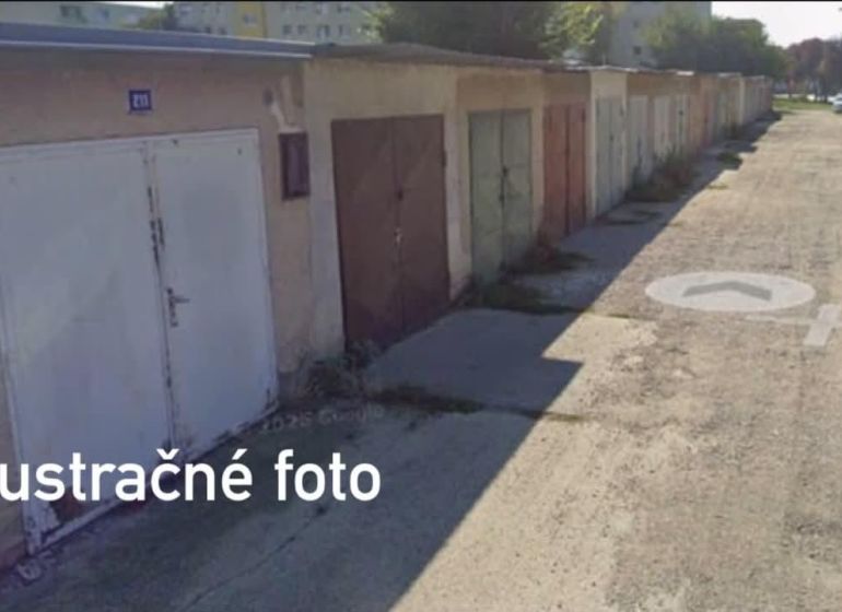 Řada garáží v Dunajské Stredě s různobarevnými dveřmi na zpevněné cestě.