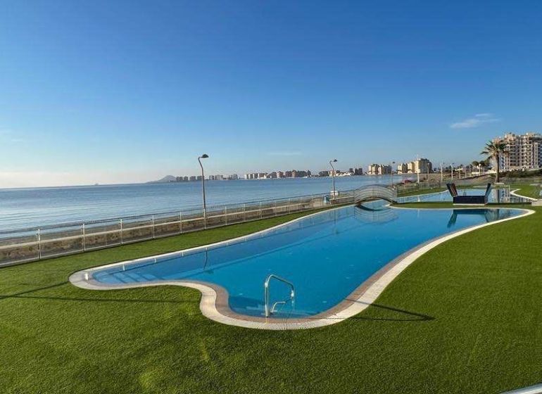 Rekreační apartmán v La Manga del Mar Menor, Španělsko, s bazénem u moře.