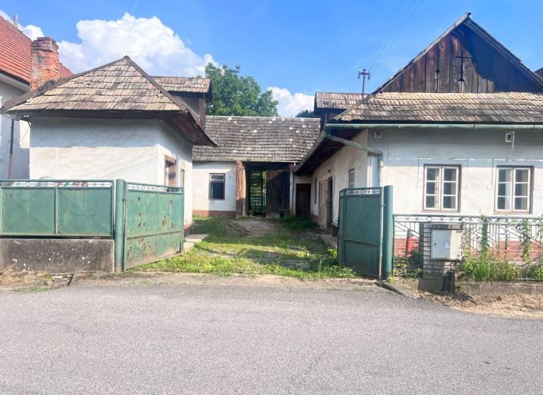Rodinný dům v Brechách, Nová Baňa, okres Žarnovica, s plechovou bránou a šindelovou střechou.