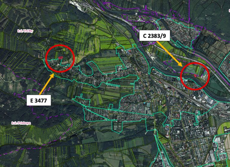 Letecká mapa pozemků v oblasti Vrútek ilustruje zemědělské a lesní pozemky.