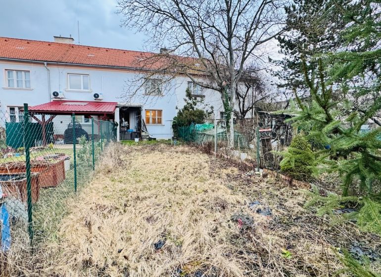 Zahrada u domu na Rudolfa Jašíka v Partizánskem, vhodná pro 3-pokojový byt.