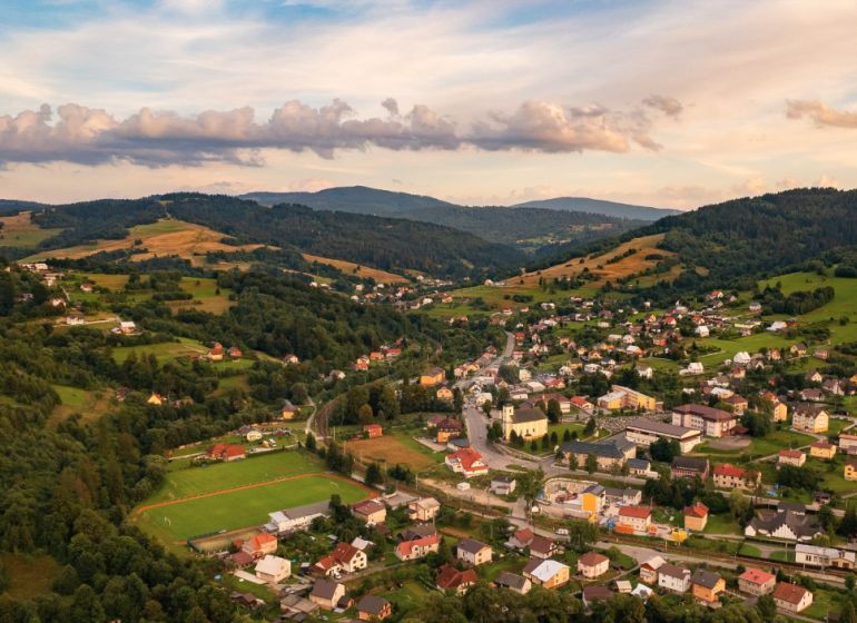 Panoráma vesnice Skalité se zemědělskými a lesními pozemky v malebné přírodě.