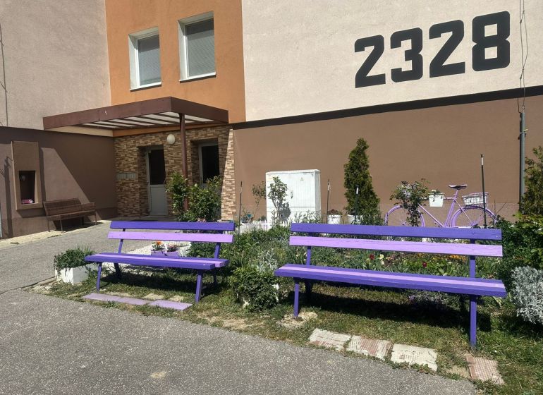 Lavičky před bytovým domem na Pavla Országha Hviezdoslava v Topoľčanech.