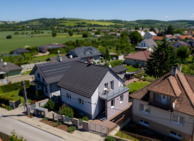 Rodinný dům na Jahodové ulici v Trenčíně s terasou a upravenou zahradou.