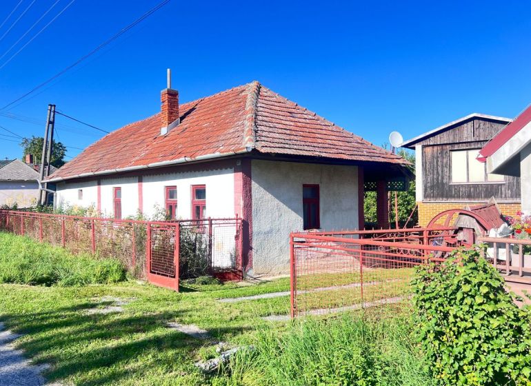 Rodinný dům v Žiranoch, okres Nitra, s červenou střechou a plotem.